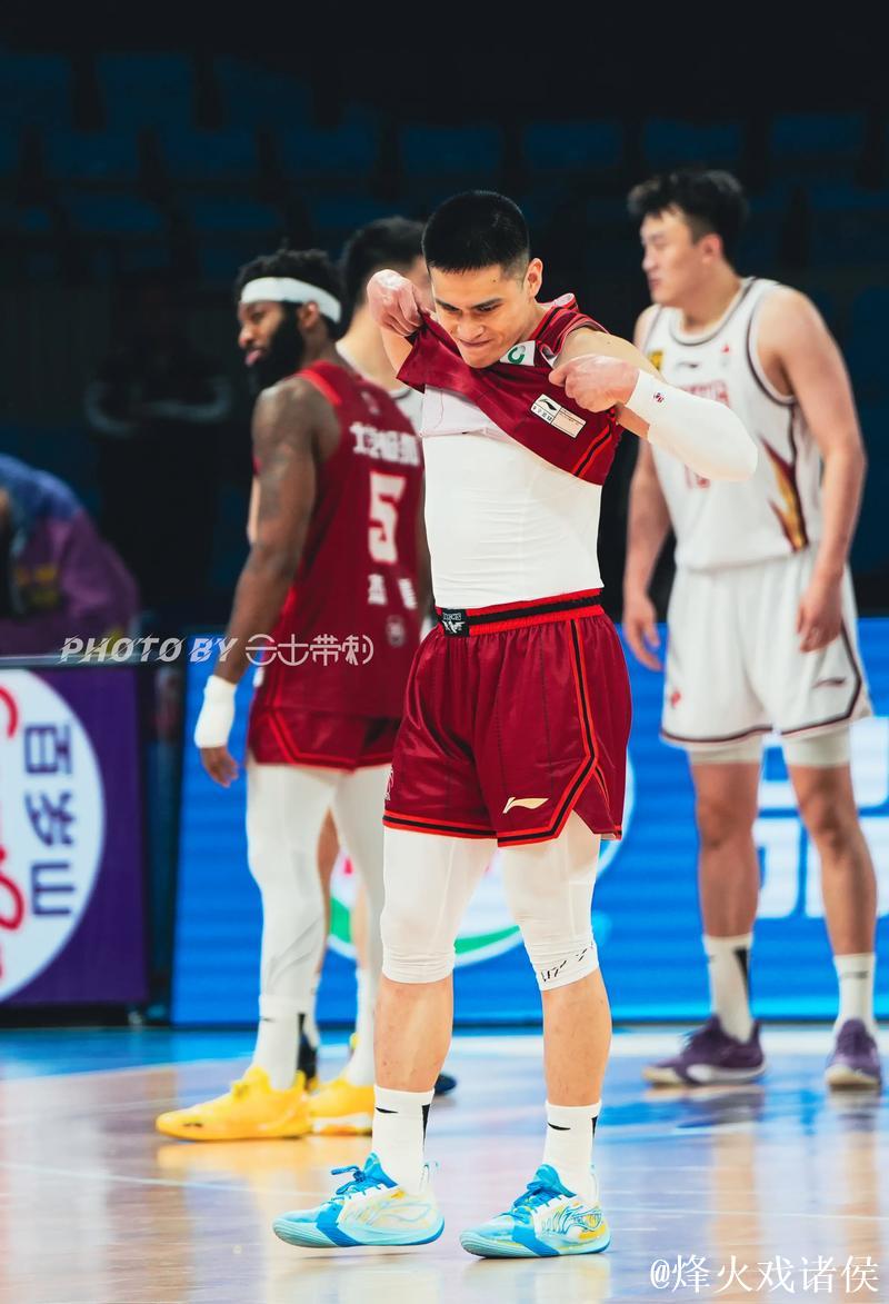 广西野球王庞峥麟这CBA首秀如何?面对陈盈骏和赵睿砍下16分 广西野球王庞峥麟这CBA首秀如何?面对陈盈骏和赵睿砍下16分